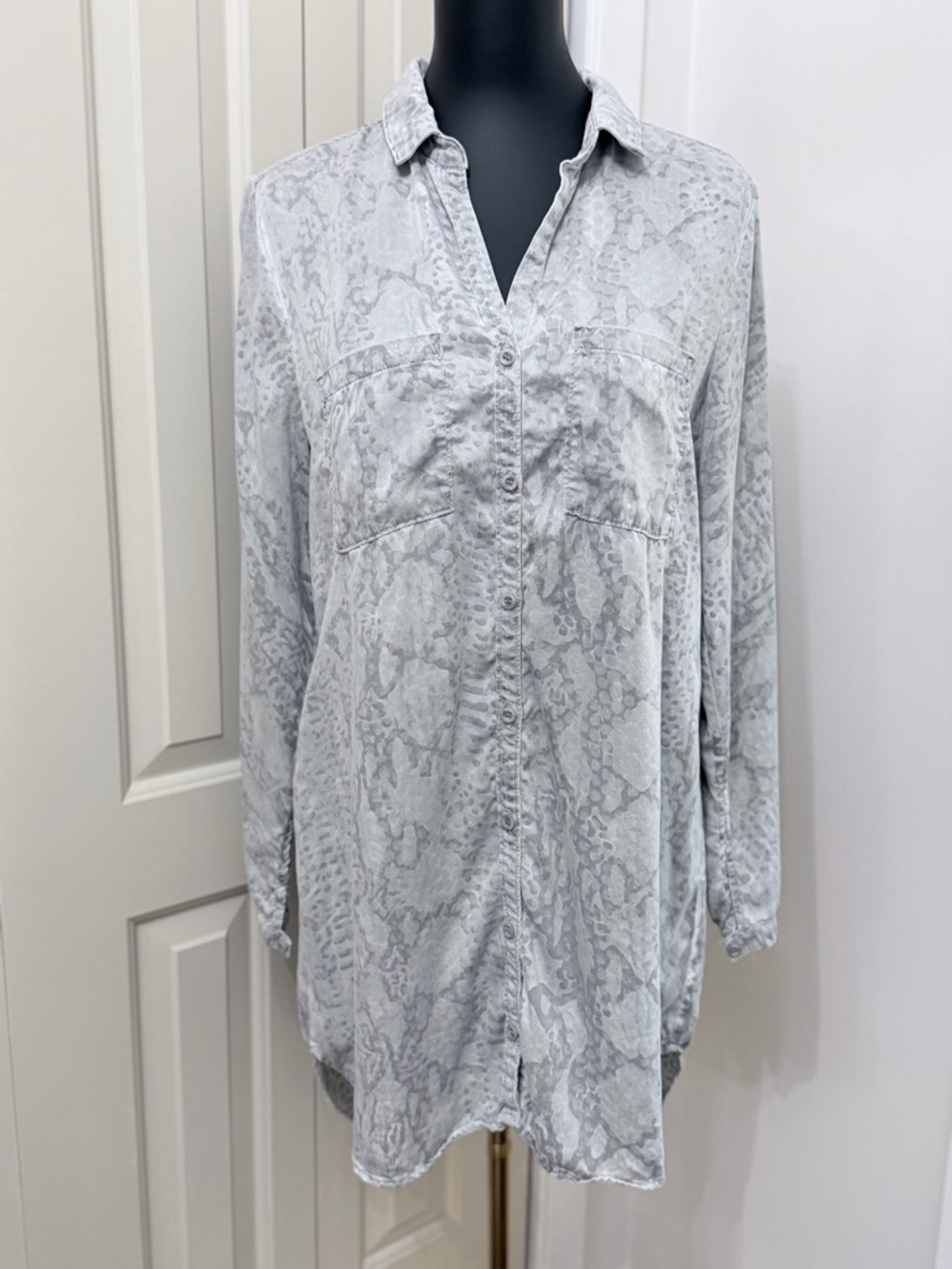 Bella Dahl Light Gray Snake-Print Button Down Medium Women’s Shirt